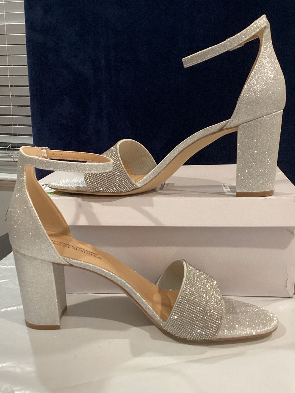 Badgley Mischka Lettie Silver Glitter Block Heel Sandals NIB Size 9.5 - Picture 2 of 9